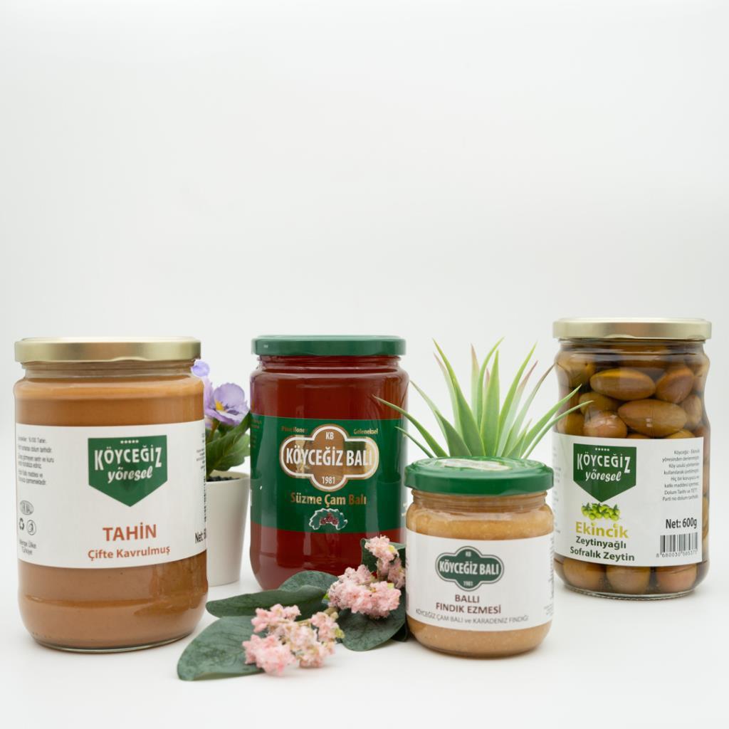Köyceğiz Süzme Çam Balı 850 gr + Köyceğiz Yöresel Tahin 600 gr + Köyceğiz Yöresel Ekincik Sofralık Zeytin 600 gr + Köyceğiz Ballı Fındık Ezmesi 200 gr Kahvaltı Seti