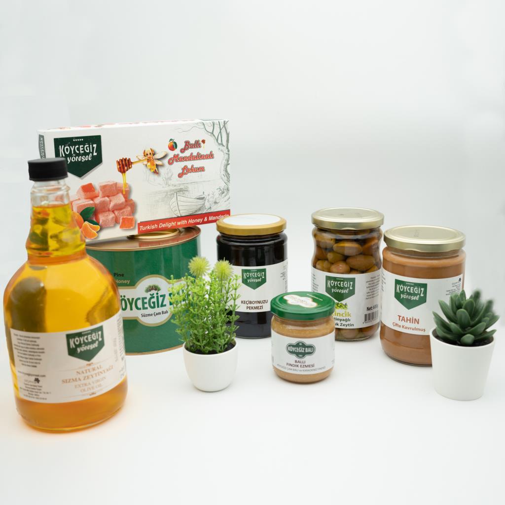 Köyceğiz Süzme Çam Balı 2.85 kg + Köyceğiz Ballı Fındık Ezmesi 200 gr + Köyceğiz Yöresel Tahin 600 gr + Köyceğiz Yöresel Ekincik Sofralık Zeytin 600 gr + Köyceğiz Yöresel Keçiboynuzu Pekmezi 800 gr + Köyceğiz Yöresel Ballı Portakallı Lokum 500 gr + Köyceğiz Yöresel Naturel Sızma Zeytinyağı 1 lt Ramazan Paketi