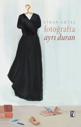 Fotoğrafta Ayrı Duran Cihan Aktaş İz Yayıncılık