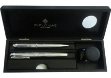 Diplomat D20000353-5 Guilloche Kartuşlu-Pistonlu Alüminyum Doldurulabilir M Gri Dolma Kalem