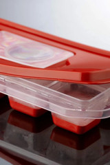 Gondol Plastik Kapaklı Kırmızı Küp Buz Kalıbı