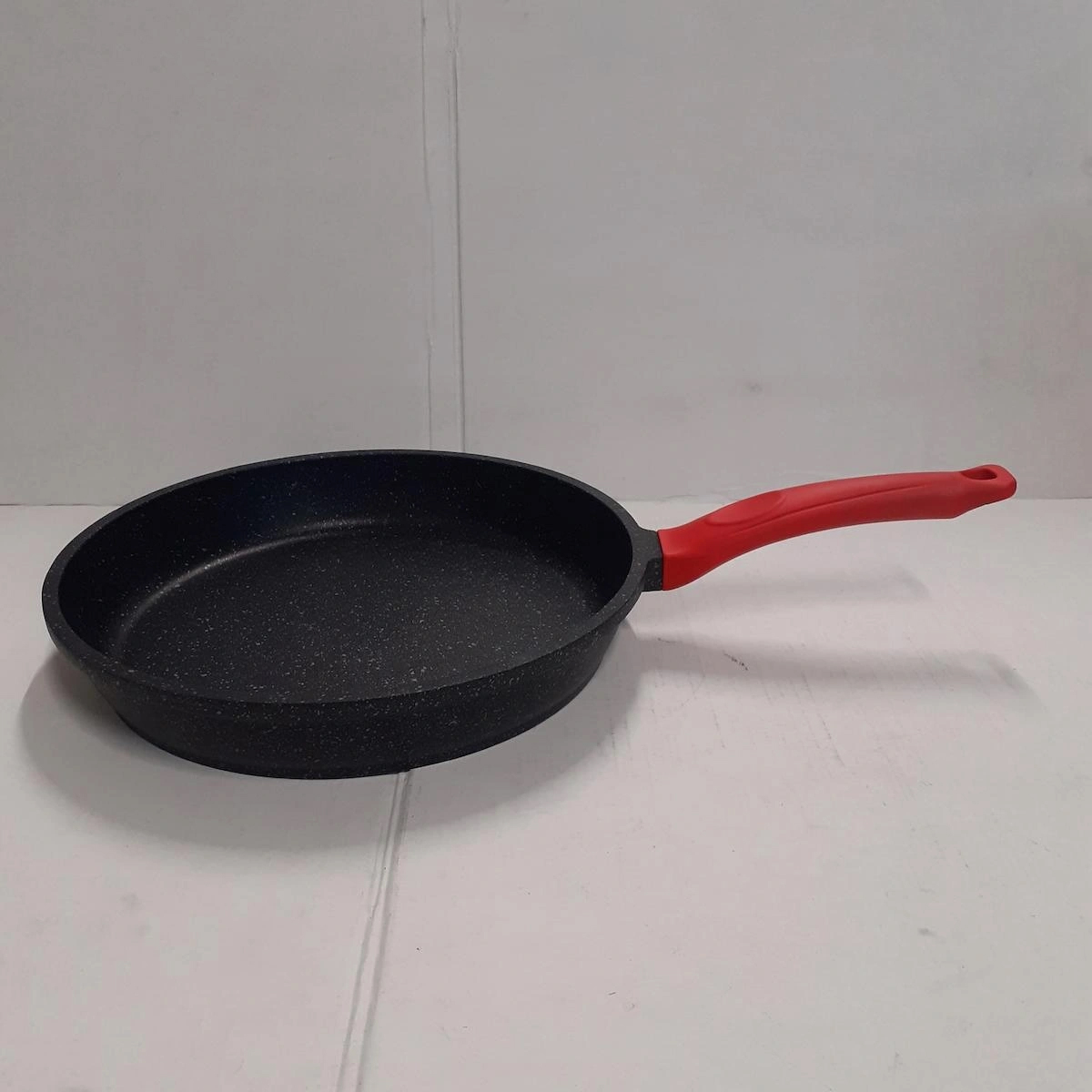 Gülsan Elit Plastik Saplı Döküm 24 cm Düz Tava Siyah