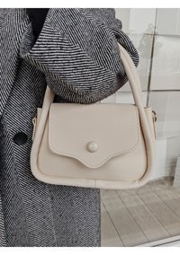 Cirphicollection Krem Düğmeli Kadın Omuz Çantası Krem