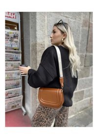 Gülşah Çaptı Bag Kanvas Kapaklı Kadın Omuz Çantası Siyah - Taba