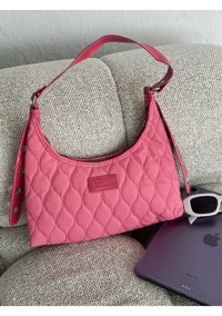 Takmoda Kemer Detaylı Fusya Baget Kadın Omuz Çantası Pembe
