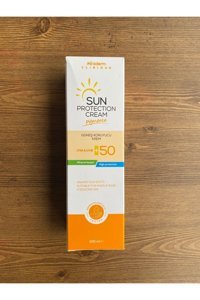 Mi̇raderm Pharma 50 Faktör Tüm Ciltler İçin Nemlendirici Suya Dayanıklı Yüz Güneş Kremi 100 ml