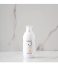 Kübra Köksal Cosmetics 50 Faktör Tüm Ciltler İçin Leke Karşıtı Nemlendirici Yağsız Suya Dayanıklı Yüz ve Vücut Güneş Kremi 50 ml
