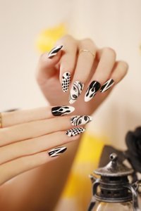 Tips Art Alevli Parlak 24'lü Oval Beyaz - Siyah Takma Tırnak