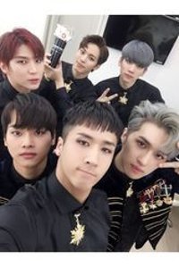Animeandyourworld A4 60 Yaprak Çizgisiz Telli Sert Kapak 1 Adet Vixx Okul Defteri