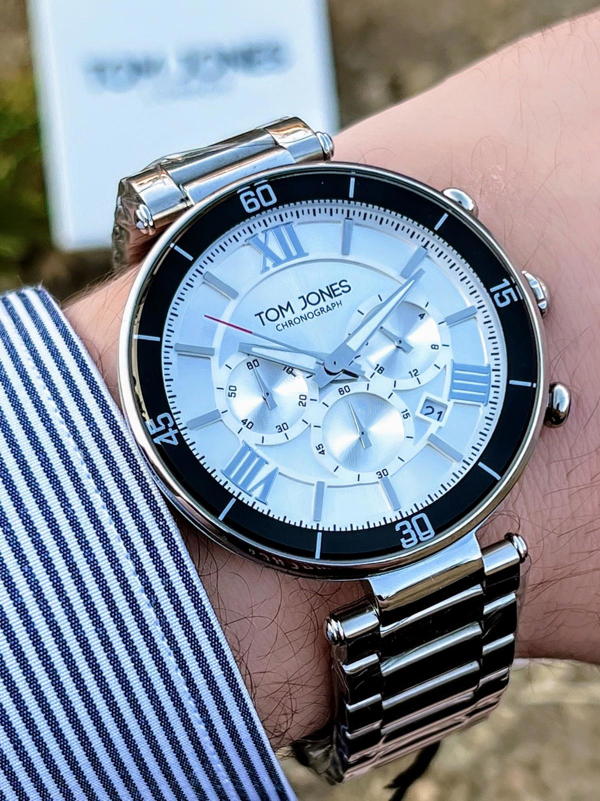 Tom Jones NSTJ-1-1153-04 Su Geçirmez Takvimli 44 mm Altın Çelik Kordon Analog Kol Saati
