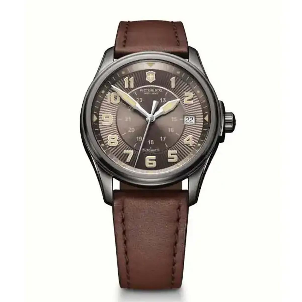 Victorinox Swiss Army 241519 Pusulalı Takvimli 38 mm Kahverengi Deri Kordon Analog Kol Saati