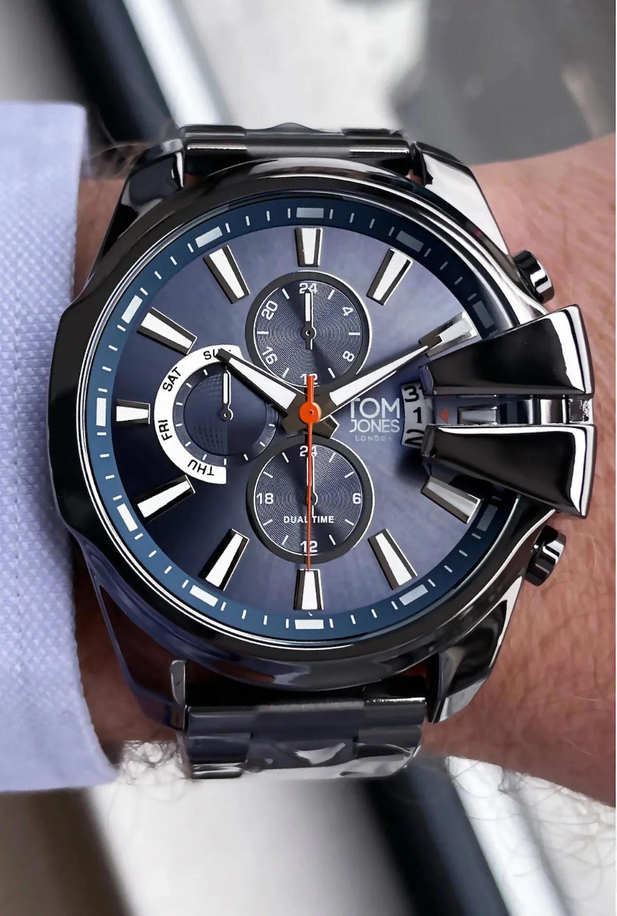 Tom Jones TJ-1303 Takvimli 44 mm Siyah Metal Kordon Analog Erkek Kol Saati