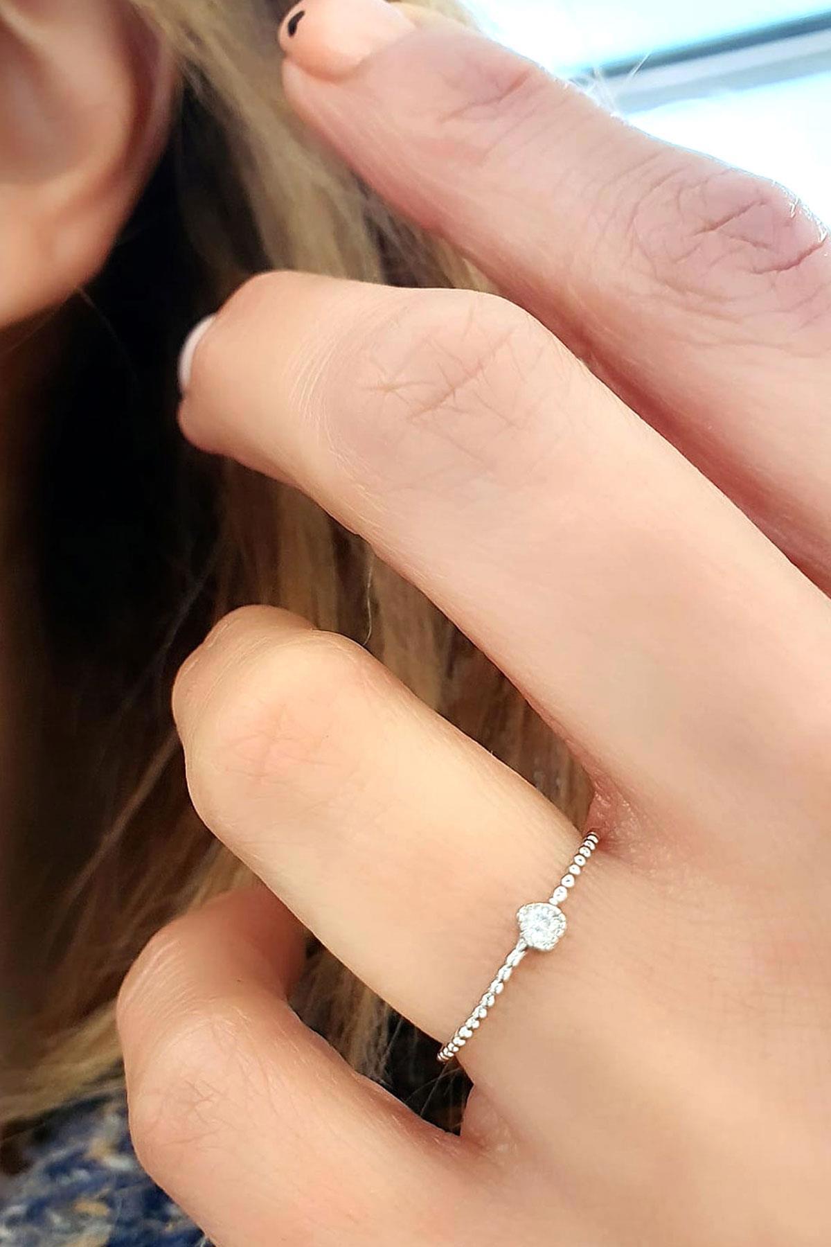 Oseshop Beyaz Taşlı Kalpli 925 Ayar Gümüş Yüzük