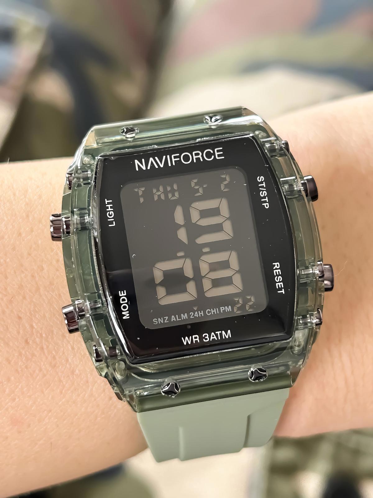 Naviforce Işıklı Alarmlı Kronometreli Takvimli 20 mm Bej Silikon Kordon Dijital Kadın Kol Saati