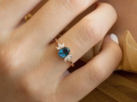 Safir Kuyumculuk 0.90 Karat Oval Parlak Sertifikalı Lacivert Pırlanta Yüzük