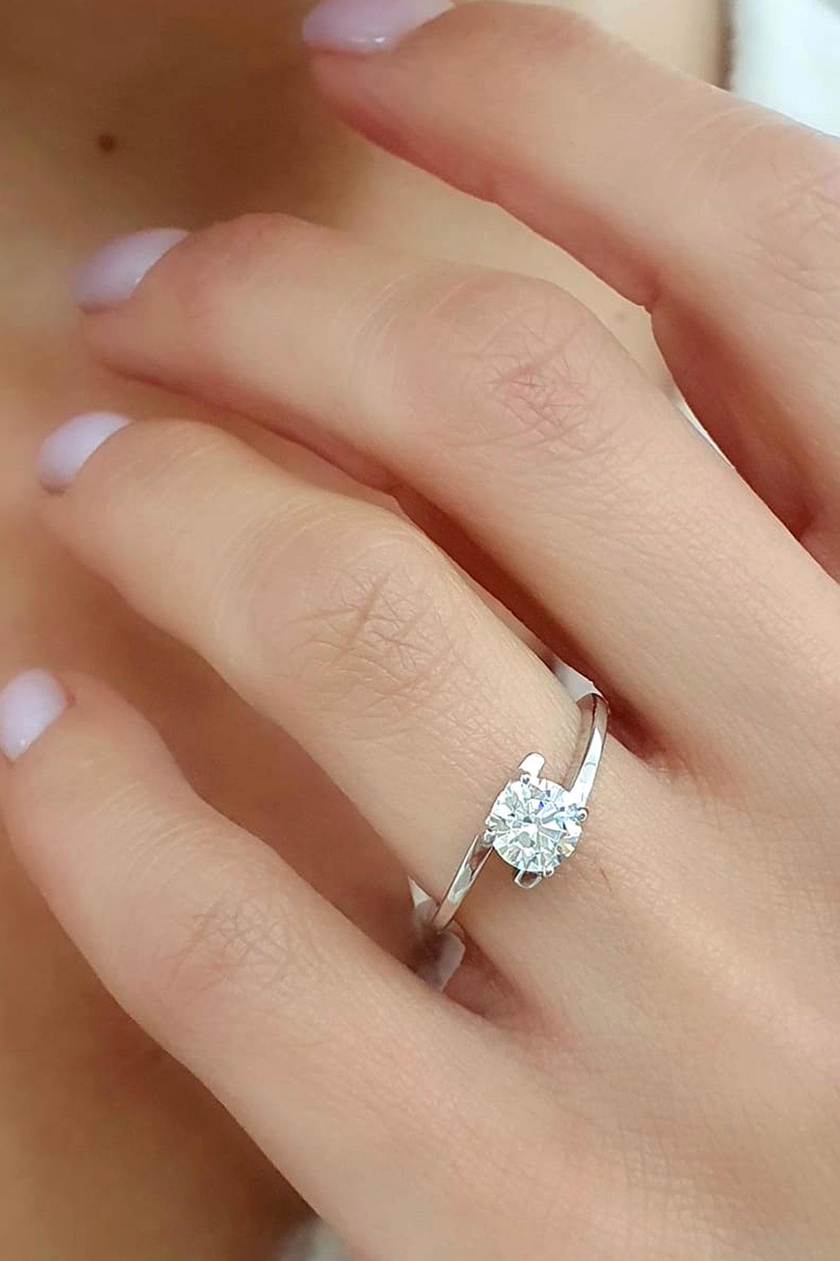 Oseshop Yuvarlak Tektaş Beyaz Pırlanta Yüzük