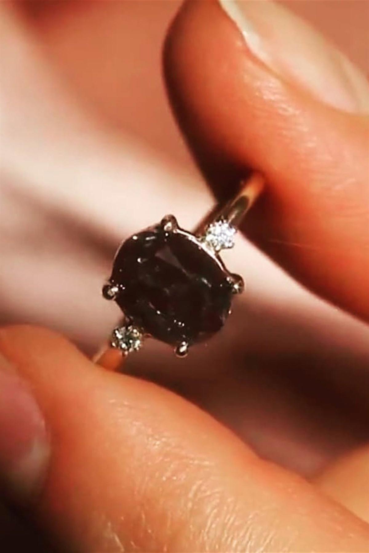 Cem Aykan Kuyumculuk Oval Tektaş Parlak Garnet Taşlı Siyah Pırlanta Yüzük
