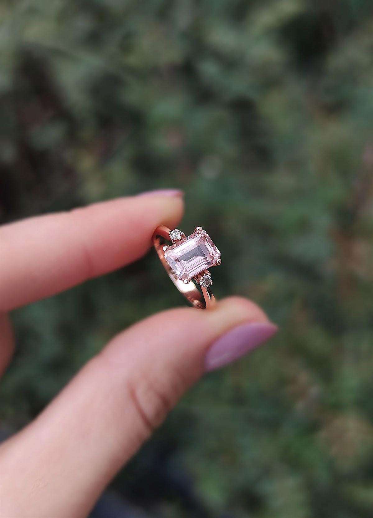 Cem Aykan Kuyumculuk Kare Baget Parlak Topaz Taşlı Beyaz-Pembe Pırlanta Yüzük