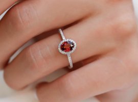 Safir Kuyumculuk 0.85 Karat Oval Damla Parlak Sertifikalı Kırmızı Pırlanta Yüzük