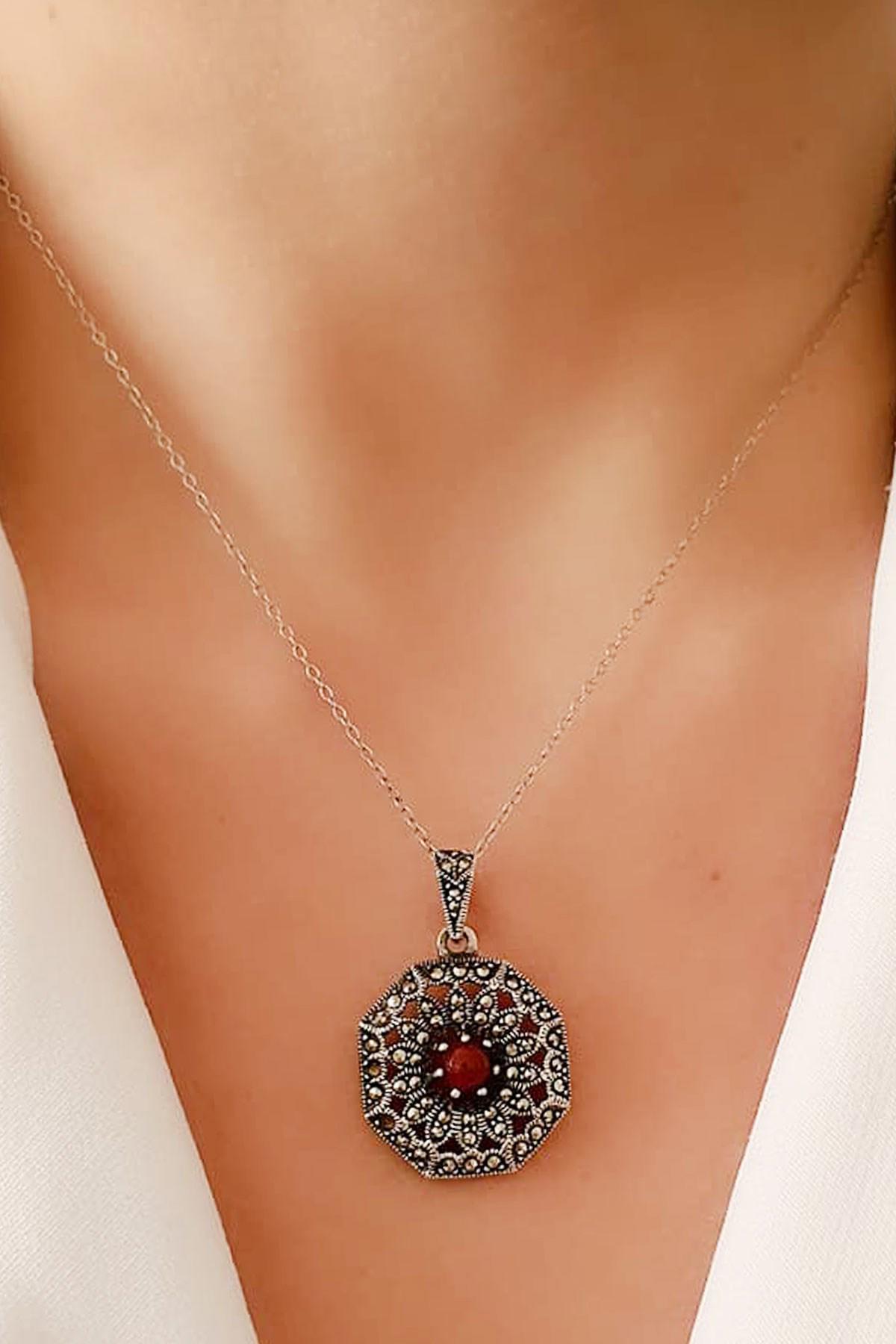 Oseshop Taş İşlemeli Kırmızı Akik Taşlı Forse Zincir Kadın Gümüş Kolye 45 cm