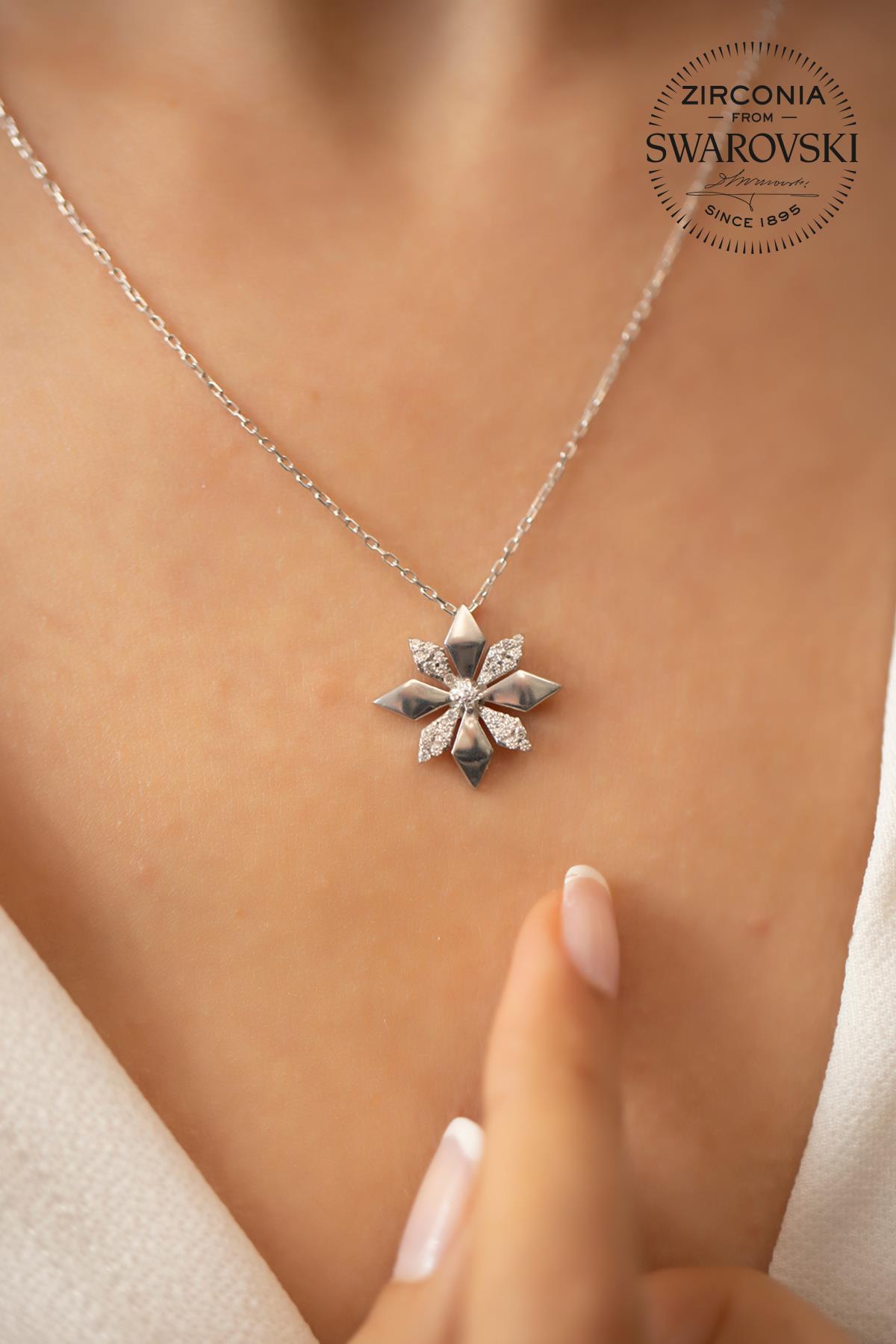 Swarovski Uğur Böceği Beyaz Zirkon Taşlı Kararmayan Çiçek Düz Zincir Kadın Gümüş Kolye 45 cm