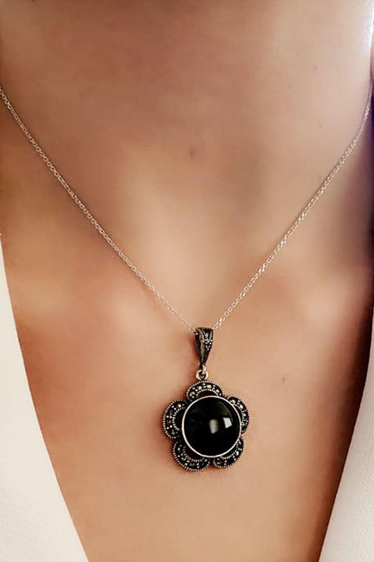 Oseshop Siyah Oniks Taşlı 925 Ayar Kararmayan Çiçek Forse Zincir Kadın Gümüş Kolye 45 cm