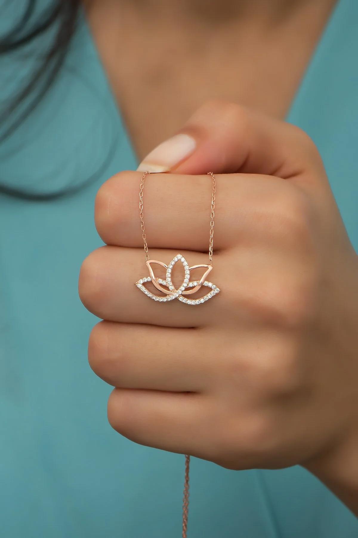 Nereze Lotus Çiçeği Beyaz Zirkon Taşlı 925 Ayar Altın Kaplama Kararmayan Forse Zincir Kadın Gümüş Kolye 42 cm