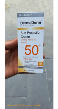 Dermaderm 50 Faktör Tüm Ciltler İçin Nemlendirici Suya Dayanıklı Yüz Güneş Kremi 50 ml