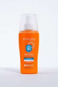 Everyday Beauty 30 Faktör Tüm Ciltler İçin Leke Karşıtı Nemlendirici Suya Dayanıklı Yüz Güneş Kremi 200 ml