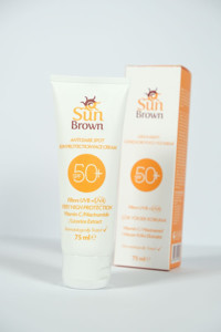 Sun Brown 50 Faktör Tüm Ciltler İçin Leke Karşıtı Nemlendirici Suya Dayanıklı Yüz ve Vücut Güneş Kremi 75 ml