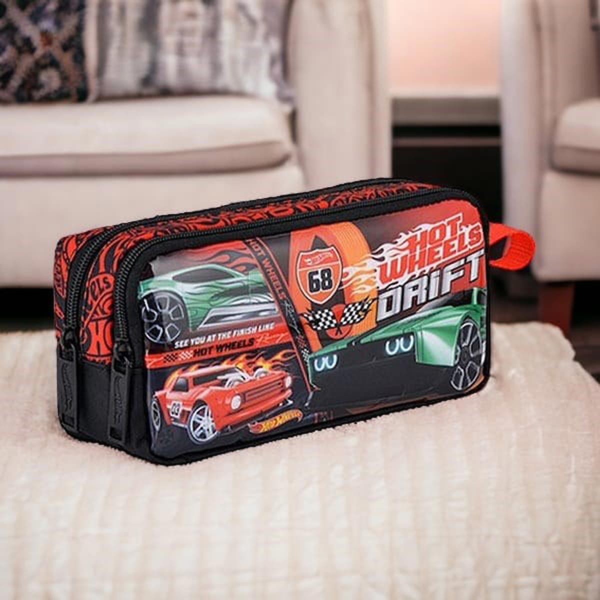 Hot Wheels Hawk Drift Kırmızı-Siyah Baskılı Bez Bölmeli Çift Gözlü Dikdörtgen Cüzdan Kalemlik