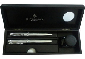 Diplomat D20000353-5 Guilloche Kartuşlu-Pistonlu Alüminyum Doldurulabilir M Gri Dolma Kalem