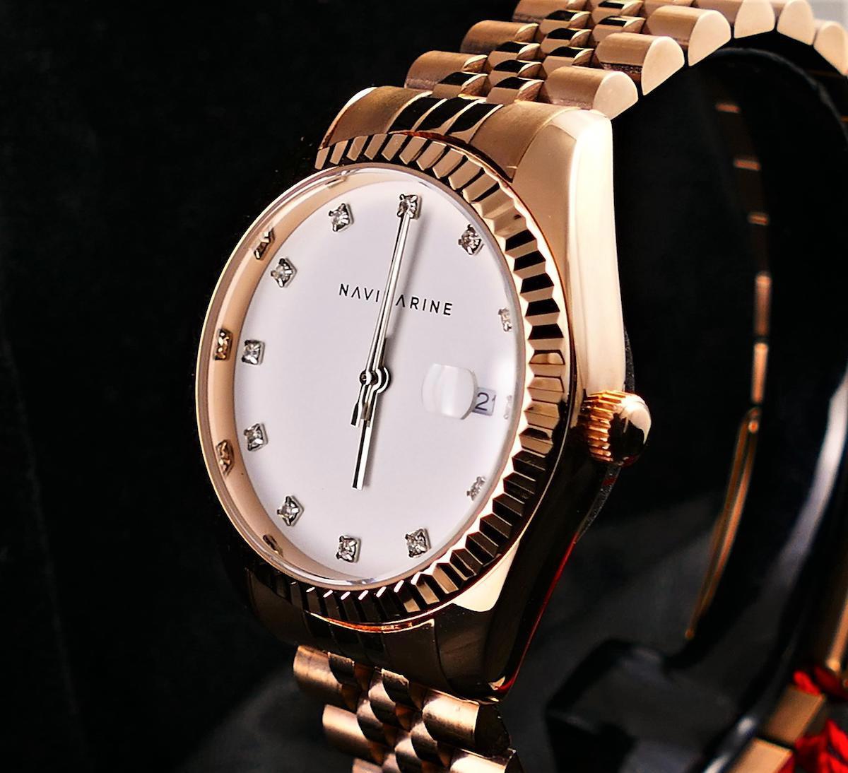 Navimarine KCK001-6 Takvimli 31-35 mm Altın Çelik Kordon Analog Kadın Kol Saati