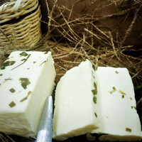 Akalp Tam Yağlı Otlu İnek Peyniri 500 gr