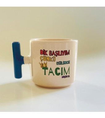Mor Mürekkep Dik Başlıyım Çünkü Baskılı Mavi Kulplu T Kupa