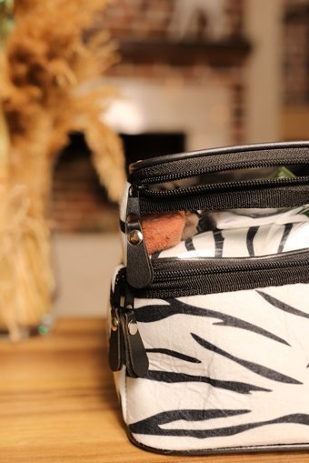 Ankaflex Bölmeli Katlı Beyaz-Siyah Zebra Desenli Plastik-Kumaş Orta Boy Çok Gözlü Seyahat Makyaj Çantası