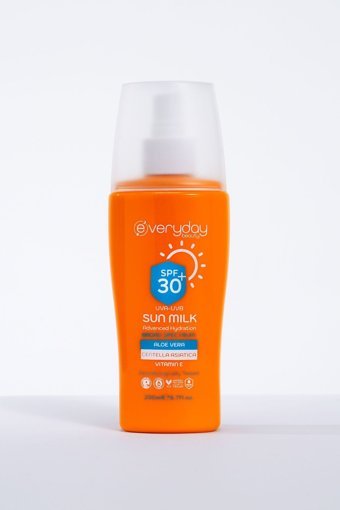 Everyday Beauty 30 Faktör Tüm Ciltler İçin Leke Karşıtı Nemlendirici Suya Dayanıklı Yüz Güneş Kremi 200 ml