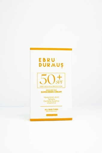 Ebru Durmuş 50 Faktör Tüm Ciltler İçin Leke Karşıtı Nemlendirici Yağsız Suya Dayanıklı Yüz ve Vücut Güneş Kremi 50 ml