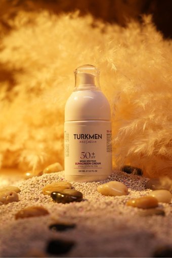Turkmen Exclusive Exclusive 50 Faktör Tüm Ciltler İçin Leke Karşıtı Nemlendirici Yaşlanma Karşıtı Yağsız Suya Dayanıklı Yüz Ve Vücut Güneş Kremi 100 ml