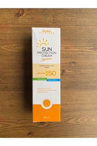 Mi̇raderm Pharma 50 Faktör Tüm Ciltler İçin Nemlendirici Suya Dayanıklı Yüz Güneş Kremi 100 ml