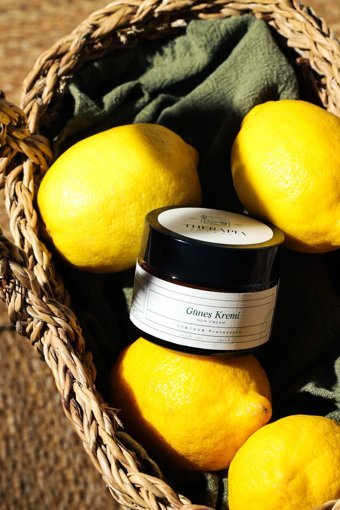 Therapia Natural Sun Cream 50 Faktör Tüm Ciltler İçin Leke Karşıtı Nemlendirici Yaşlanma Karşıtı Yağsız Suya Dayanıklı Yüz ve Vücut Güneş Kremi 50 ml