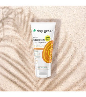 Tiny Green Face 50 Faktör Tüm Ciltler İçin Leke Karşıtı Nemlendirici Yağsız Suya Dayanıklı Yüz Güneş Kremi 50 ml