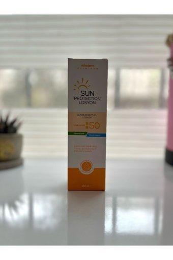Miraderm Sun Protectıon 50 Faktör Tüm Ciltler İçin Leke Karşıtı Nemlendirici Yağsız Suya Dayanıklı Yüz ve Vücut Güneş Kremi 100 ml