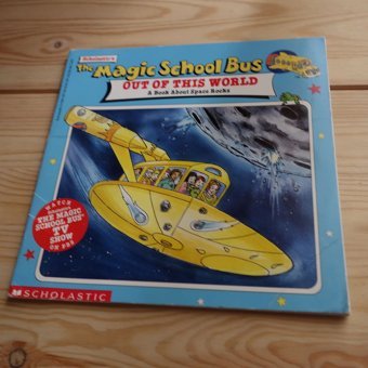The Magic School Bus Out Of This World: A Book About Space Rocks (Magic School Bus Movie Tie-Ins) ; Posner, Jackie And Degen, Bruce Cole, Joanna Scholastic