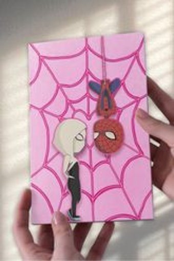 Namgo A5 24 Yaprak Çizgisiz Dikişli Karton Kapak 1 Adet SpiderGwen Okul Defteri Pembe