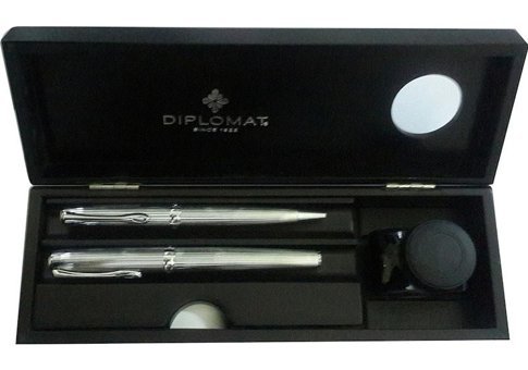 Diplomat D20000353-5 Guilloche Kartuşlu-Pistonlu Alüminyum Doldurulabilir M Gri Dolma Kalem