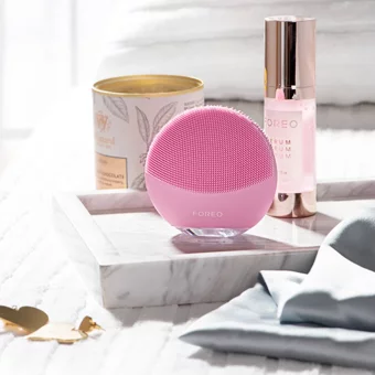 Foreo Luna Mini 3 Tüm Ciltler İçin 1 Başlıklı Fırçalı Silikon Şarjlı Titreşimli Yüz Temizleme Cihazı Pembe