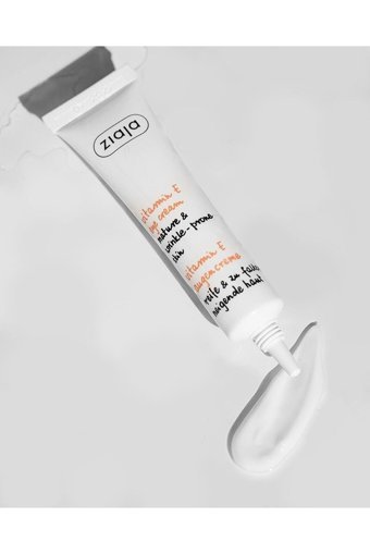 Ziaja E Vitaminli Tüm Ciltler için Göz Çevresi Krem Tüp 15 ml