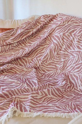 Koza Home Pamuklu Saçaklı Süngersiz Leopar Desenli Bordo Tekli Koltuk Örtüsü 160x220 cm