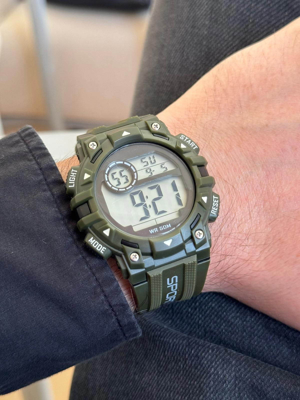 Korikom SPEC000314 Alarmlı Su Geçirmez Kronometreli Takvimli 45 mm Yeşil Plastik Kordon Dijital Kol Saati